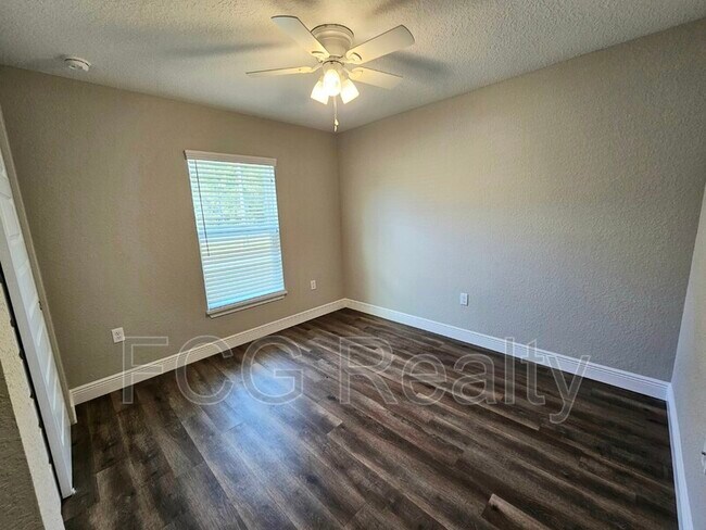 Building Photo - 212 Oak Ln