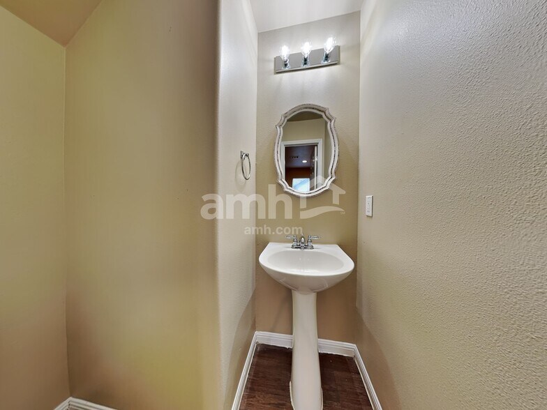 Building Photo - 3723 Holden Ct