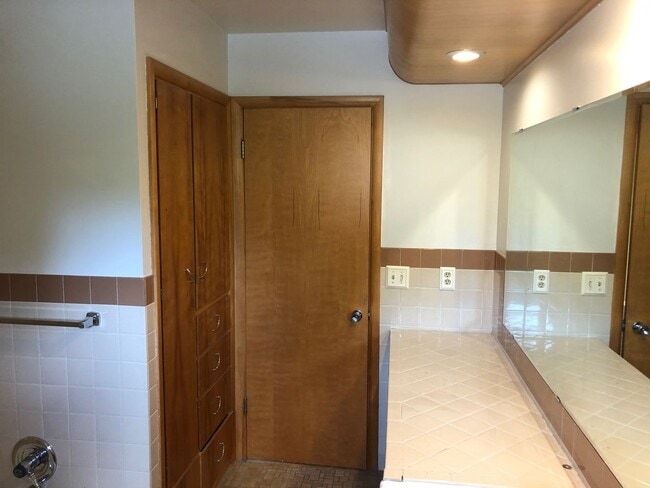 Building Photo - 3 Bed 2 Bath