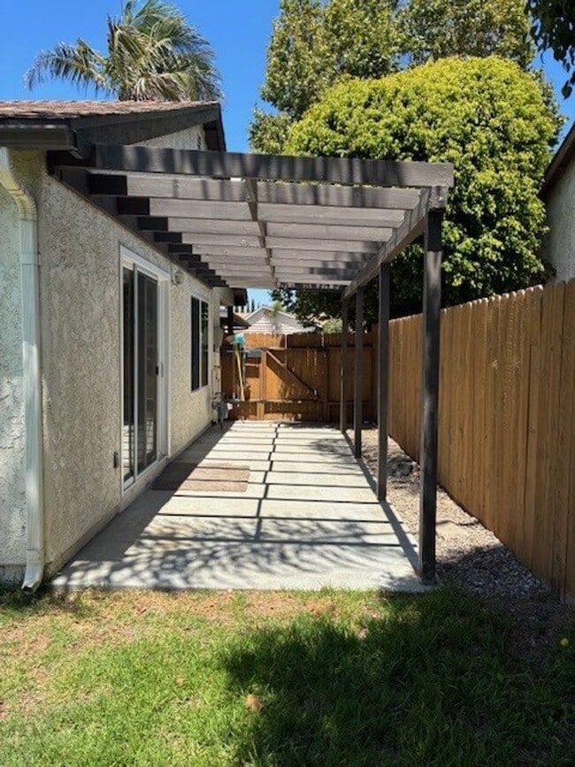 Building Photo - Charming, Single-Story & Move-In Ready