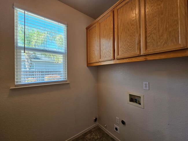 Building Photo - 3 bedroom single story in Manteca!