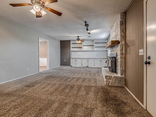 Building Photo - Beautiful 3 bedroom home in the heart of Coweta!