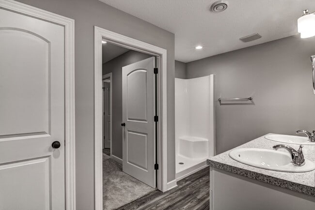 Building Photo - Like New 3 Bedroom Town Home