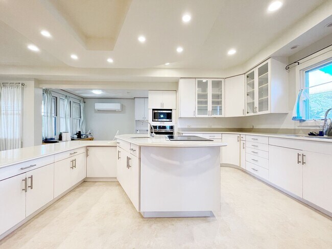 Building Photo - Panoramic Views from Executive Home near Tripler & Kaiser Hospitals