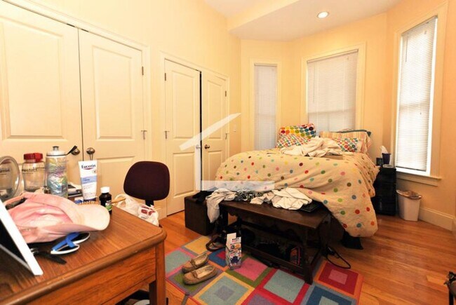 Building Photo - Renovated Duplex Townhome