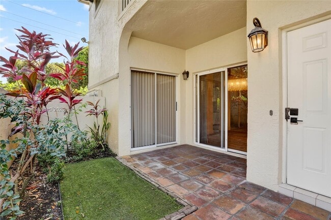 Building Photo - 6582 Via Regina