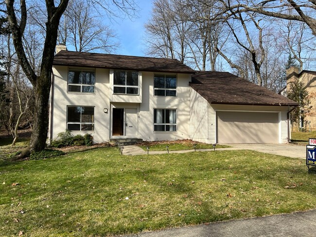 Primary Photo - Spacious Home Close to Everything!