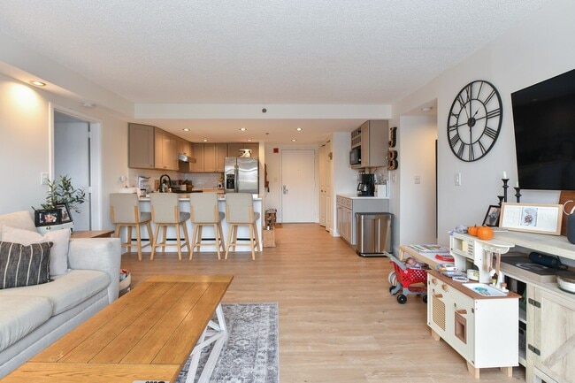 Building Photo - 700 1st St