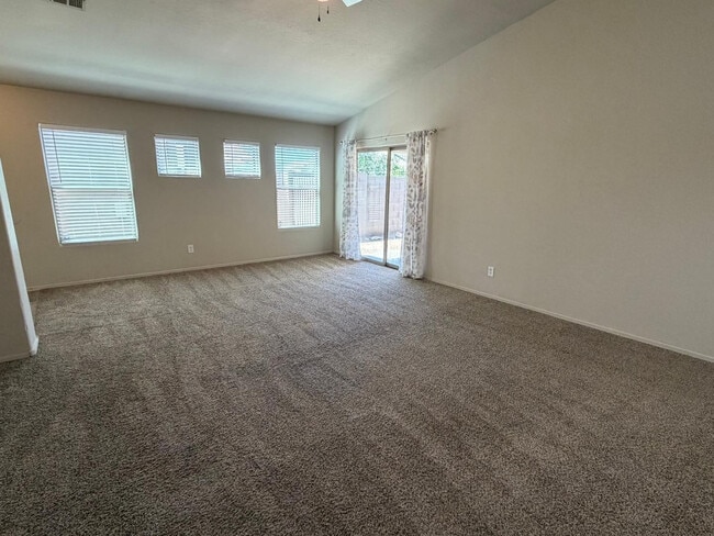 Building Photo - 11284 W Magnolia St