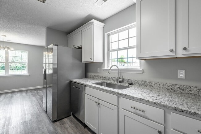 Building Photo - 4 bedroom 2 bath in the Southside (Mill Town)