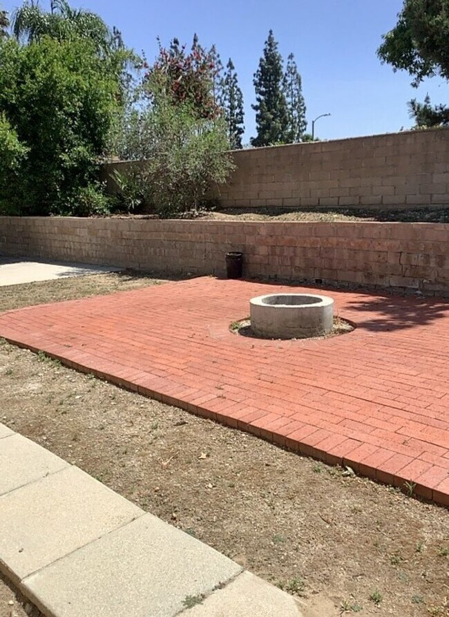 Building Photo - Lovely Single Story 4 Bed/2 Bath Home In R...