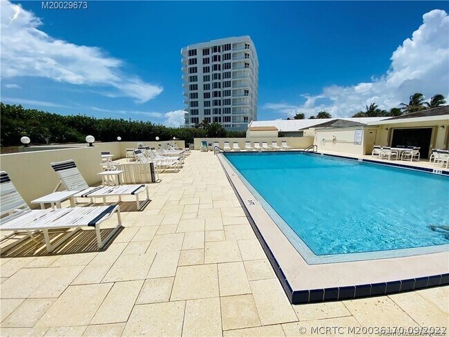 Building Photo - 10044 S Ocean Dr