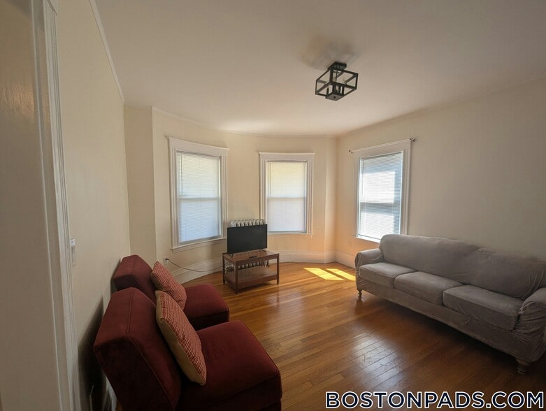 Building Photo - 27 Bourneside St