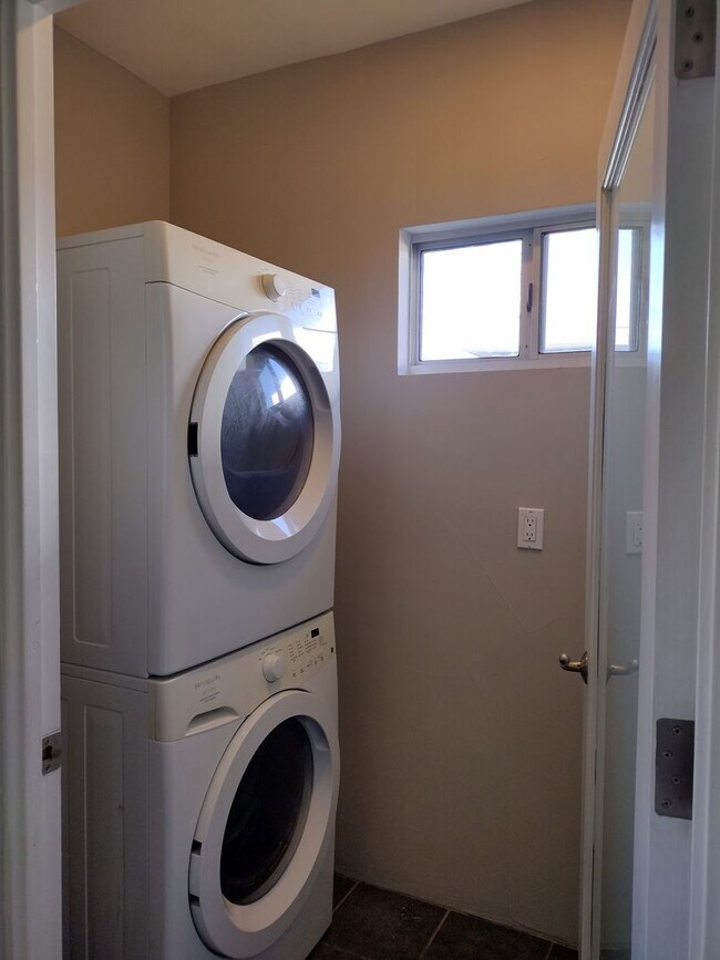 Building Photo - 558-560-562 Calle Abronia S