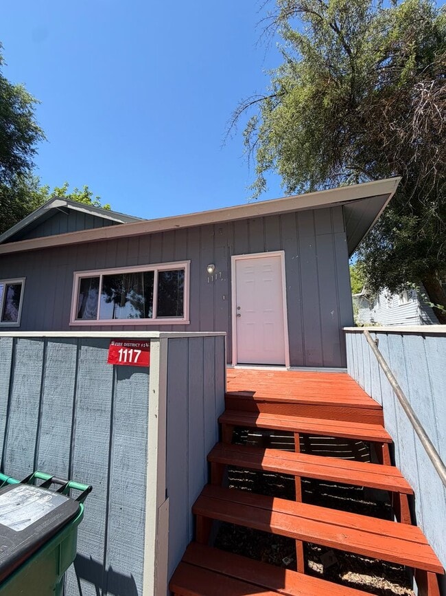 Building Photo - 2.2. miles to Sky Lakes Medical Center and Oregon Institute of Technology, 2bdrm 1 bath duplex