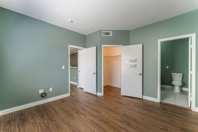 Building Photo - Stylish Condo with Modern Upgrades!