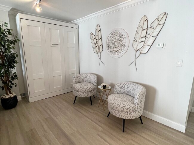 Living room w. Murphy bed for additional guests - 1000 S Ocean Blvd