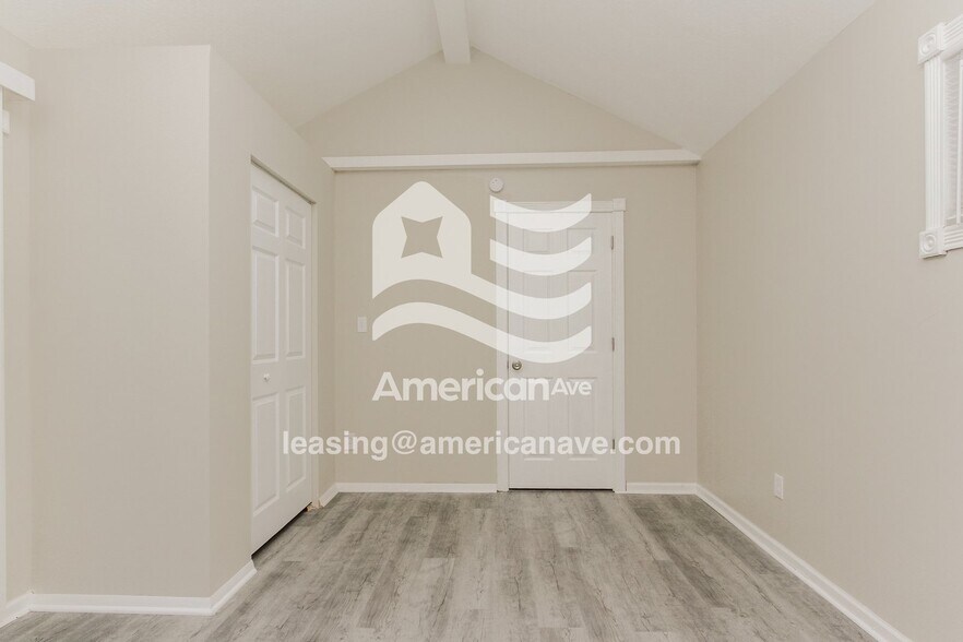 Building Photo - 4741 N Longworth Ave