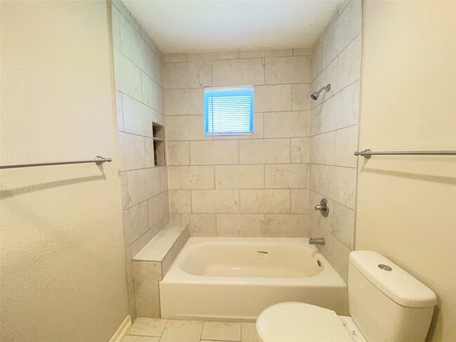 Building Photo - 410 Woolworth St