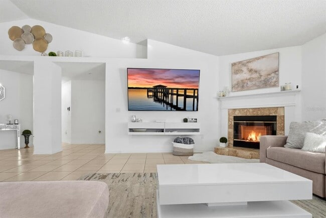 Building Photo - 6 Reybury Ln