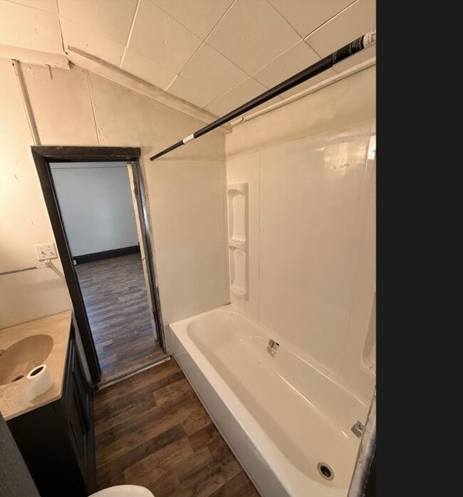 Building Photo - 744 E Walnut St