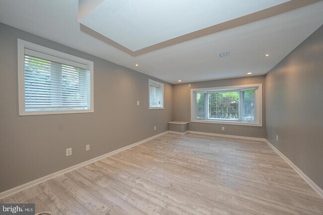 Building Photo - 327 Strathmore Rd