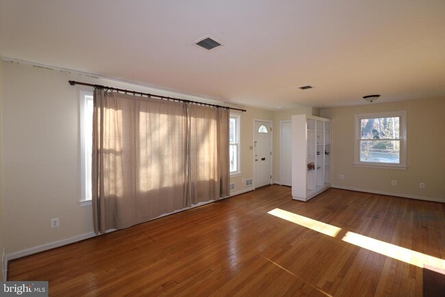 Building Photo - 4325 Maple Ave