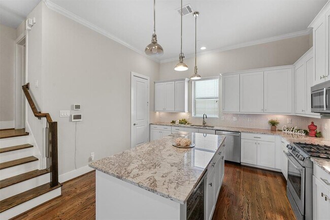 Building Photo - 5815 E Post Oak Ln