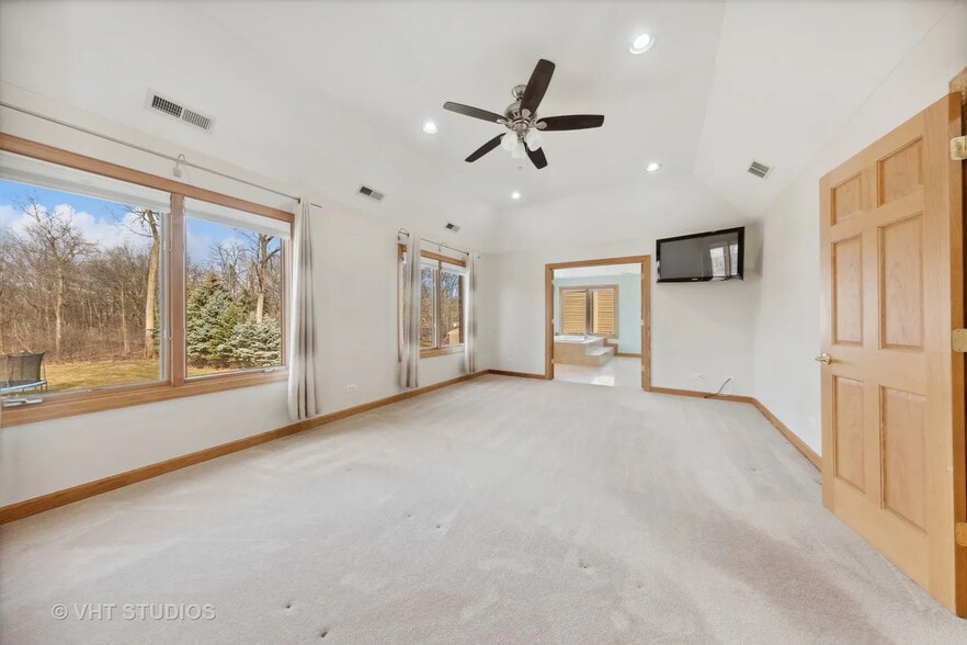 Master bedroom - 17W234 Massel Ct