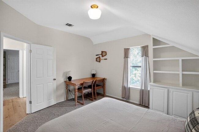 Building Photo - 300 N Carriage Hills Dr