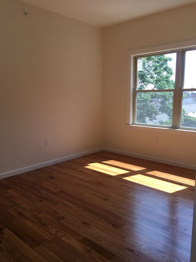 Building Photo - 194 Parkhurst St