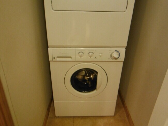 Building Photo - Beautiful Townhouse With Lots of Space