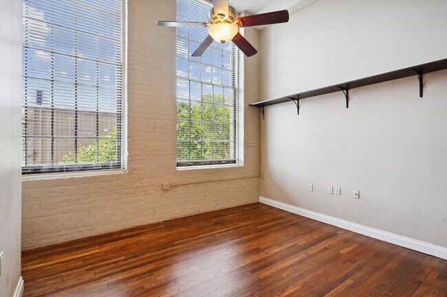 Building Photo - 920 Poeyfarre St