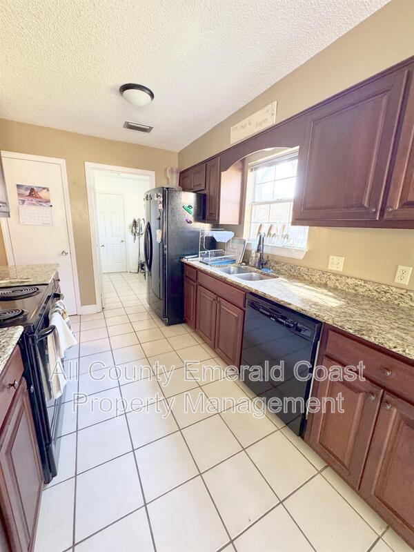 Building Photo - 1126 Bay Ct