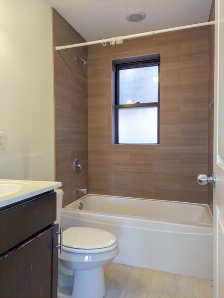 Building Photo - 4653 N Wolcott Ave