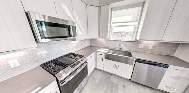 Building Photo - 401 W 25th St