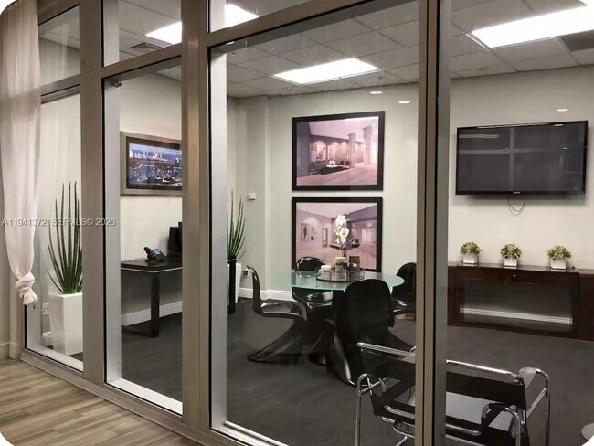 Building Photo - 1750 N Bayshore Dr