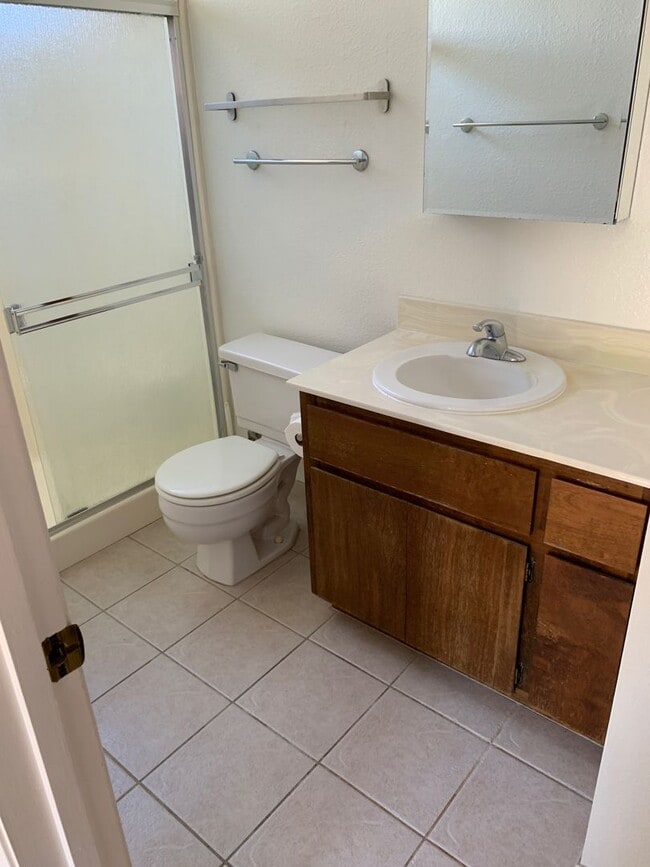 Building Photo - Lovely Updated Duplex in Quiet Neighborhood