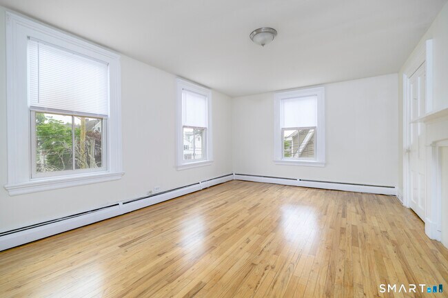 Building Photo - 18 Elm Tree Pl