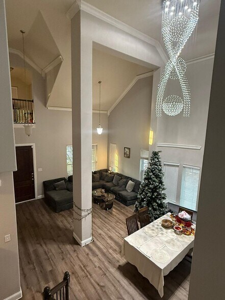 Building Photo - 15572 Yarberry Dr