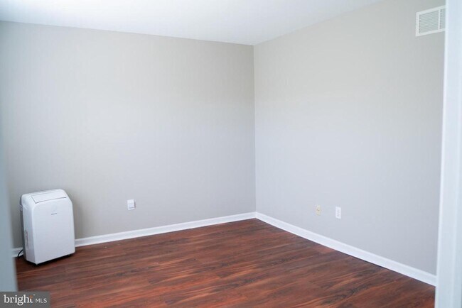 Building Photo - 102 Thomas Ln