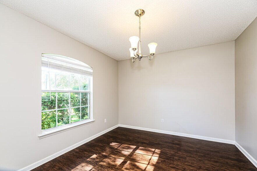 Building Photo - 14036 Crestwick Dr W