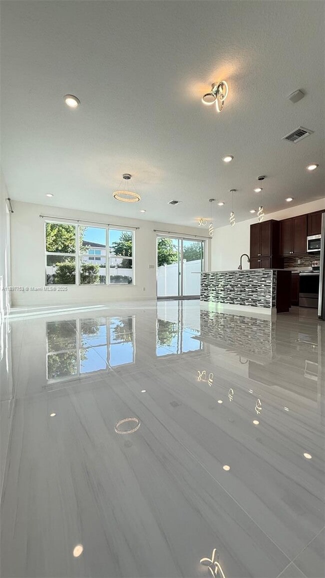 Building Photo - 1040 Rio Ct