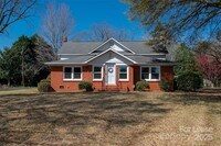 Building Photo - 2402 S Point Rd