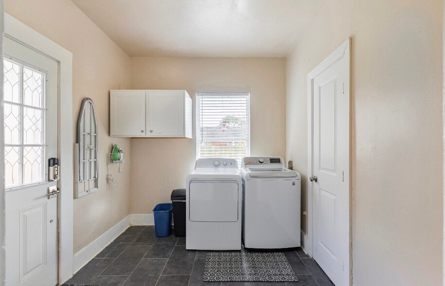 Shared laundry - 2108 Berry St