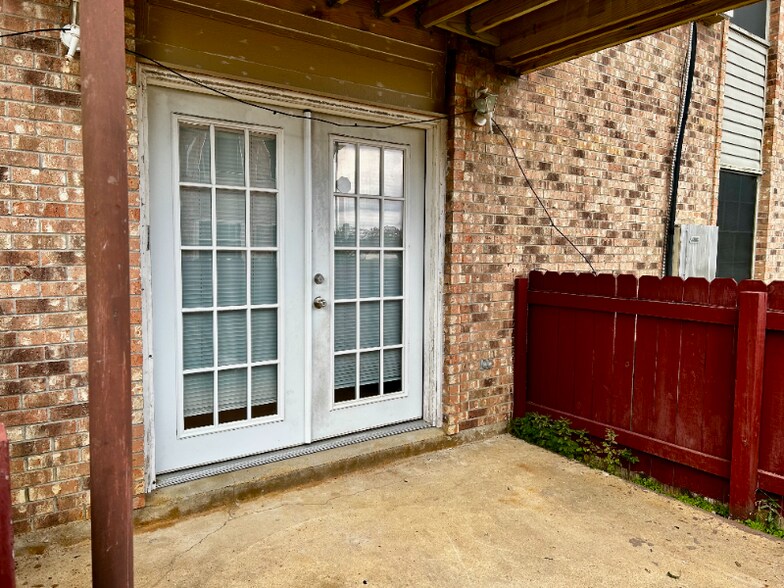 Building Photo - 305 Greenbriar St