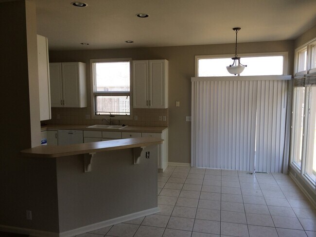 Building Photo - Large Home in Bellevue for Rent!