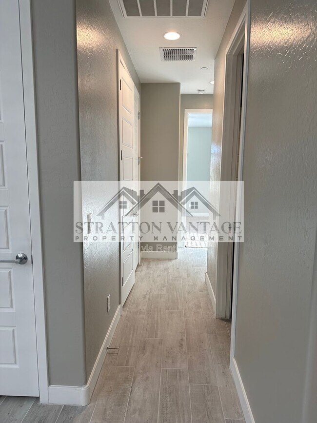 Building Photo - 9638 E Tesla Ave