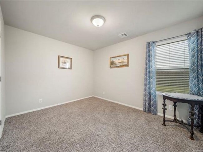 Building Photo - Spacious 3 Bed 2 Bath Home with 2 car gara...