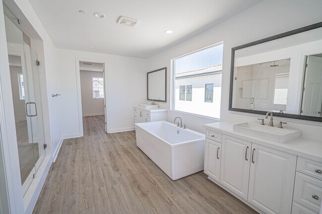 Building Photo - Spacious 5-Bedroom Home with Community Ame...